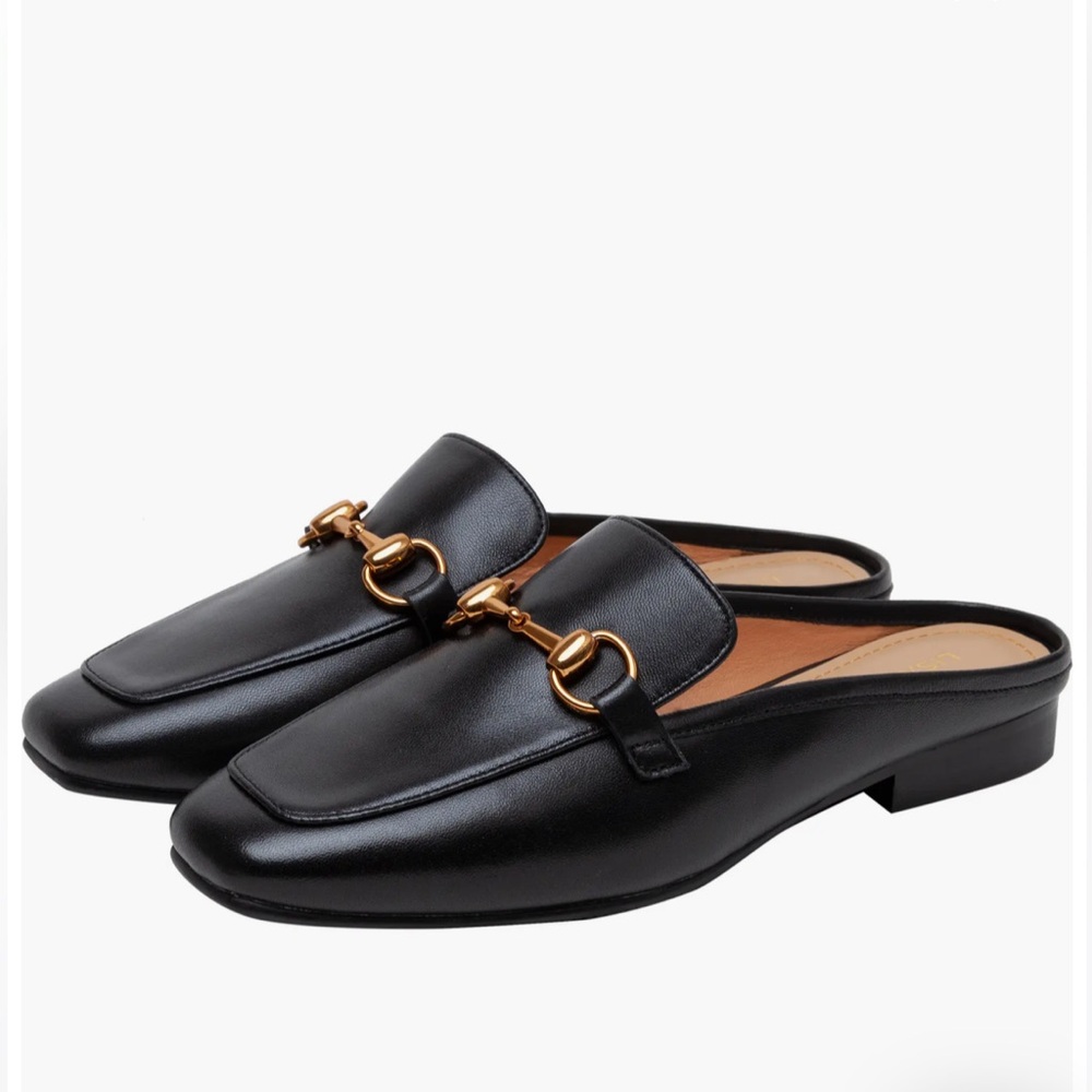 NIB, Lisa Vicky Zip-V Square Toe Mule in Black Leather.